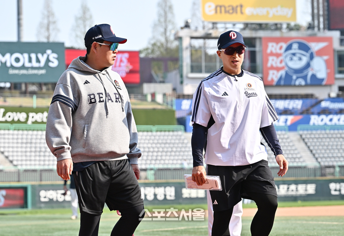 [포토]양의지와 이야기 나누는 두산 손아섭