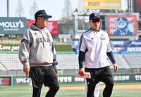 [포토]양의지와 이야기 나누는 두산 손아섭