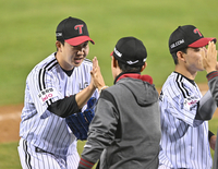 [포토] 염경엽 감독과 하이파이브 하는 유영찬