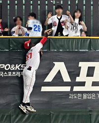 [포토]아슬아슬 홈런이 되는 두산 양의지의 타구