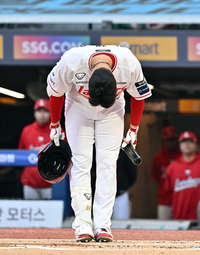 [포토]두산 팬들에게 고개 숙여 인사하는 SSG 김재환