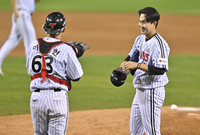 [포토] 경기 후 환하게 웃는 유영찬