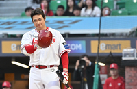 [포토]친정팀 두산 선수들에게 인사하는 SSG 김재환