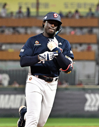 [포토]2점 홈런 넘긴 두산 카메론