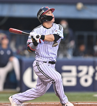 [포토] 문성주 ‘타구가 떠버리고 말았어’