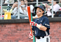 [포토]두산에서의 첫 타석 준비하는 손아섭
