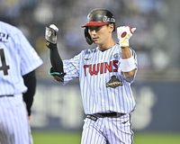 [포토] 신민재, 5회 우중간 안타