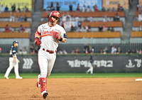 [포토]2점 홈런으로 역전 만든 SSG 최지훈