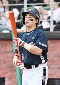 [포토]첫 타석 나서는 두산 손아섭