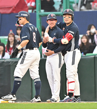[포토]임재현 코치를 끌어안는 두산 양의지