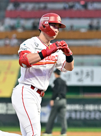 [포토]SSG 최지훈, 역전 2점 호먼