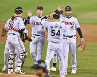 [포토] 오스틴 ‘우리가 또 이겼어’