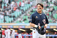 [포토]첫 타석 볼넷으로 출루한 두산 손아섭, 득점은 �婉�