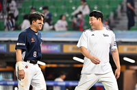 [포토]두산 합류한 손아섭, 승리에 양의지와 환하게!