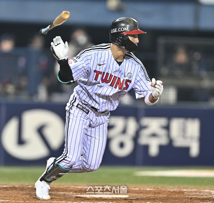 [포토] 5회 안타치는 신민재