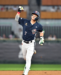 [포토]솔로 홈런에 세리머니 하는 두산 박찬호