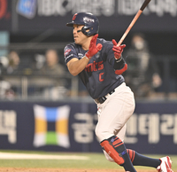 [포토] 전준우, 7회 아쉬운 내야땅볼