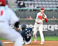 [포토]더블 플레이 완성하는 SSG 박성한