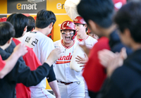 [포토]3점 홈런으로 기선제압 하는 SSG 고명준