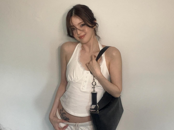 한소희, 골반 위 꽃 문양 포착... 타투인가 스티커인가?