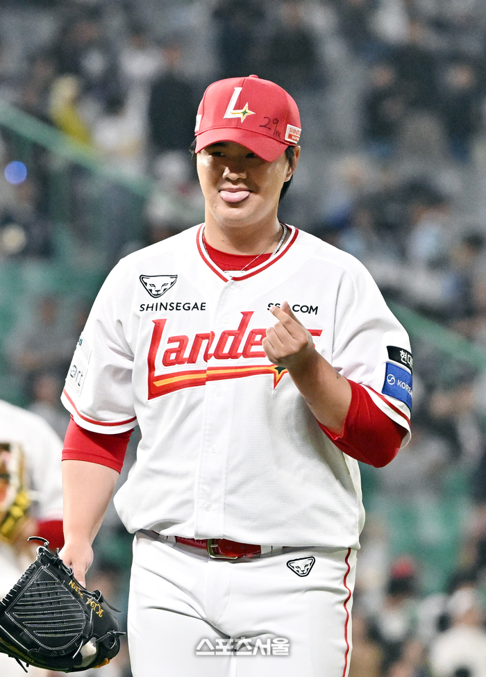 [포토]위기 탈출에 하트 만들어 보이는 SSG 김민