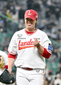 [포토]위기 탈출에 하트 만들어 보이는 SSG 김민