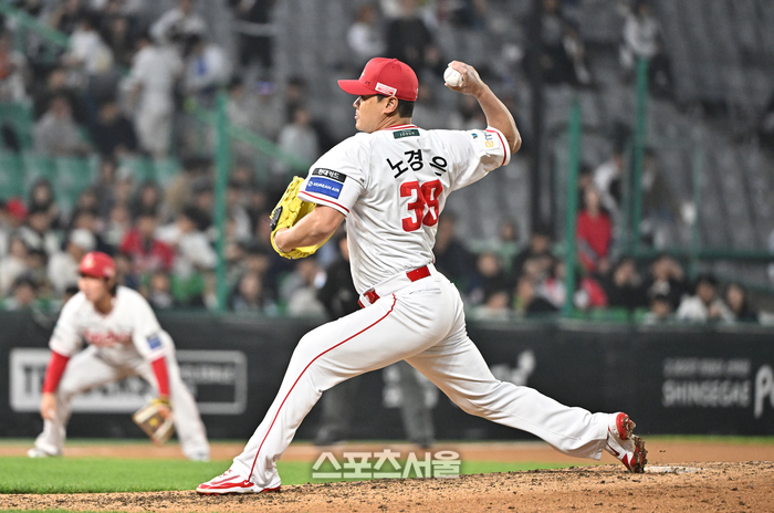 [포토]두산전 등판한 SSG 노경은