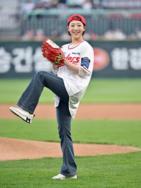 [포토]남편 회사 직원으로 시구에 나선 임민소 아나운서