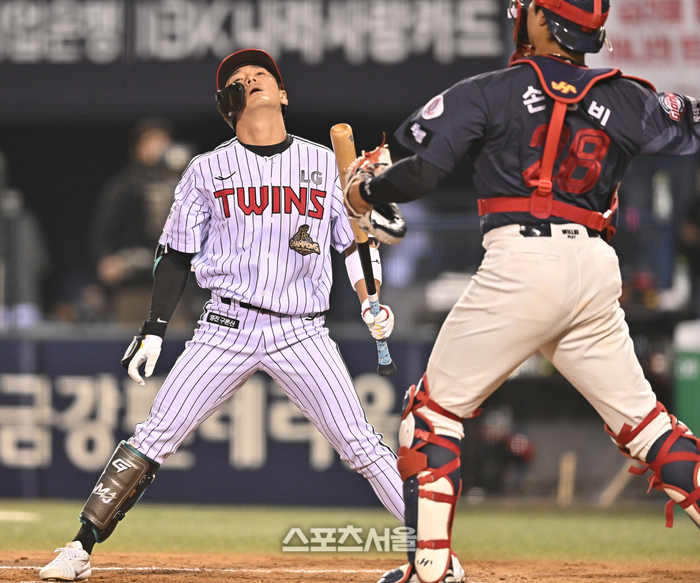 [포토] 신민재 ‘득점기회에 삼진이라니’