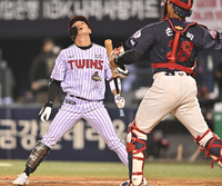 [포토] 신민재 ‘득점기회에 삼진이라니’