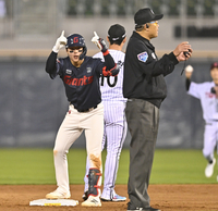 [포토] 한태양, 5회 득점기회 만드는 2루타