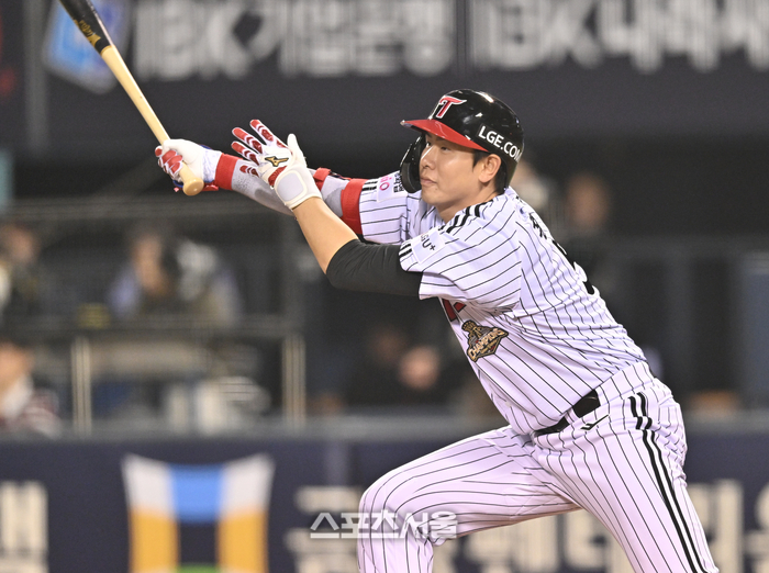 [포토] 5회 좌전안타 치는 홍창기