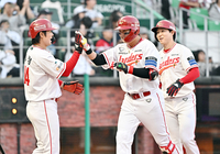 [포토]선제 3점 홈런 넘긴 SSG 고명준