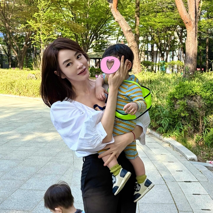 공원 나타난 김혜수, 아이 품에 안고도 우아하게!