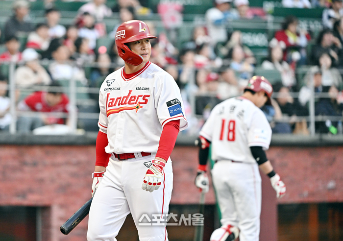 [포토]SSG 김재환, 아쉬운 삼진 아웃