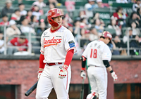 [포토]SSG 김재환, 아쉬운 삼진 아웃