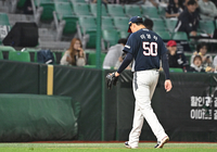 [포토]4회말 마운드에서 내려가는 두산 선발 이영하