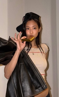 코첼라의 제니, 패션은 찬사 포즈는 논쟁…반복된 손가락 도마