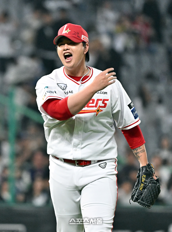 [포토]만루 위기 탈출에 기뻐하는 SSG 김민