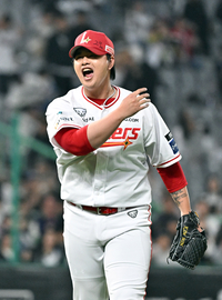 [포토]만루 위기 탈출에 기뻐하는 SSG 김민