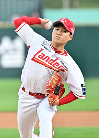 [포토]SSG 최민준, 두산전 선발 등판