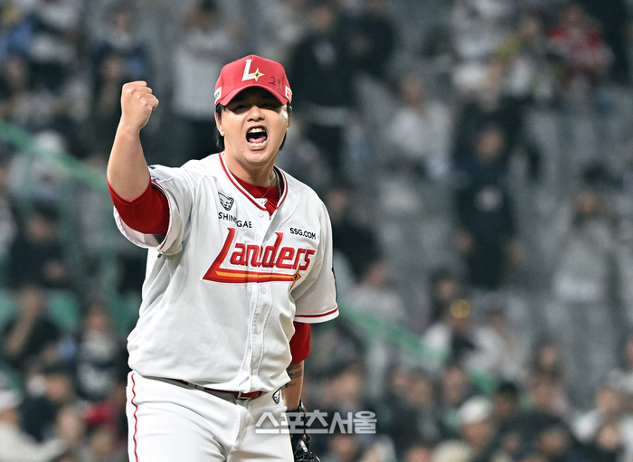 [포토]SSG 김민, 만루 위기에서 실점 없이!