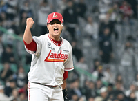 [포토]SSG 김민, 만루 위기에서 실점 없이!