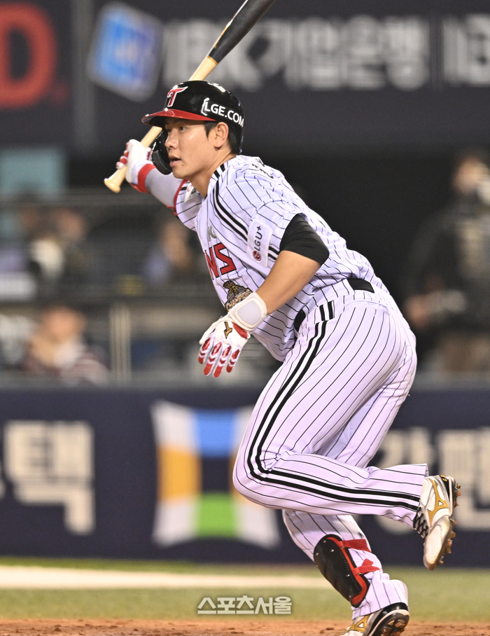 [포토] 홍창기, 5회 깔끔한 좌전안타