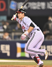 [포토] 홍창기, 5회 깔끔한 좌전안타