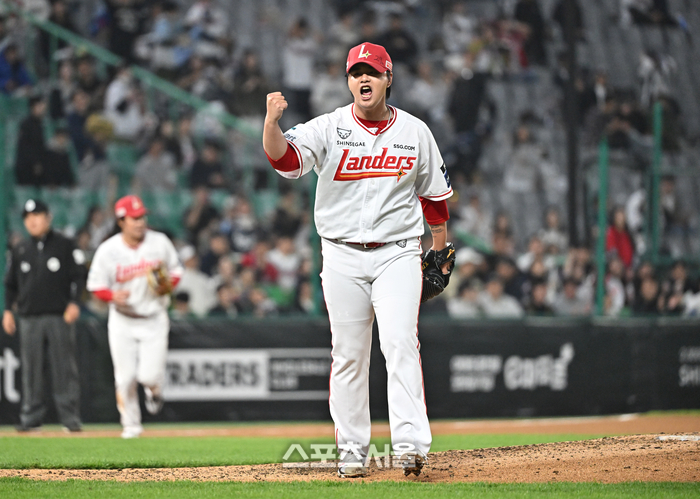 [포토]병살 유도하며 위기 탈출하는 SSG 김민