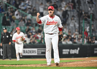 [포토]병살 유도하며 위기 탈출하는 SSG 김민