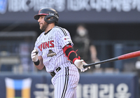 [포토] 오스틴, 1회 행운의 내야안타