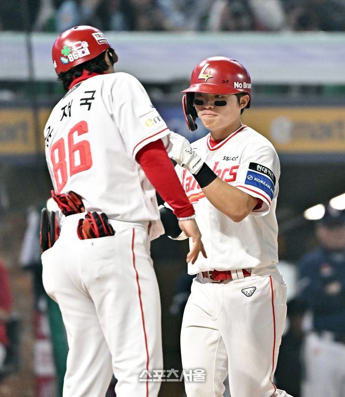 [포토]솔로 홈런으로 1점 추가한 SSG 정준재