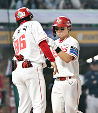 [포토]솔로 홈런으로 1점 추가한 SSG 정준재